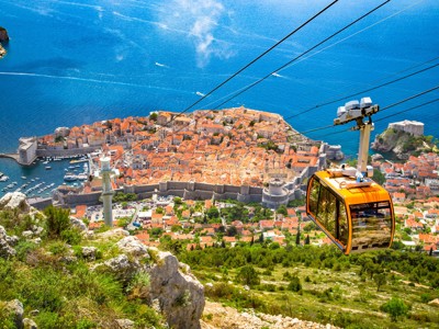 Kabelbaan naar de oude stad Dubrovnik met uitzicht op de stadsmuren en de Adriatische Zee.
