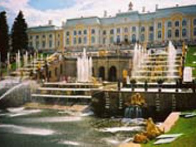 Fonteinen en paleiscomplex in Peterhof bij Sint-Petersburg, Rusland.