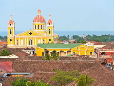 Gele kathedraal van Granada met rode koepels en daken van de stad, Nicaragua, tijdens groepsrondreis Trans-Midden-Amerika.