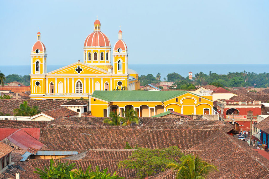 Gele kathedraal van Granada met rode koepels en daken van de stad, Nicaragua, tijdens groepsrondreis Trans-Midden-Amerika.