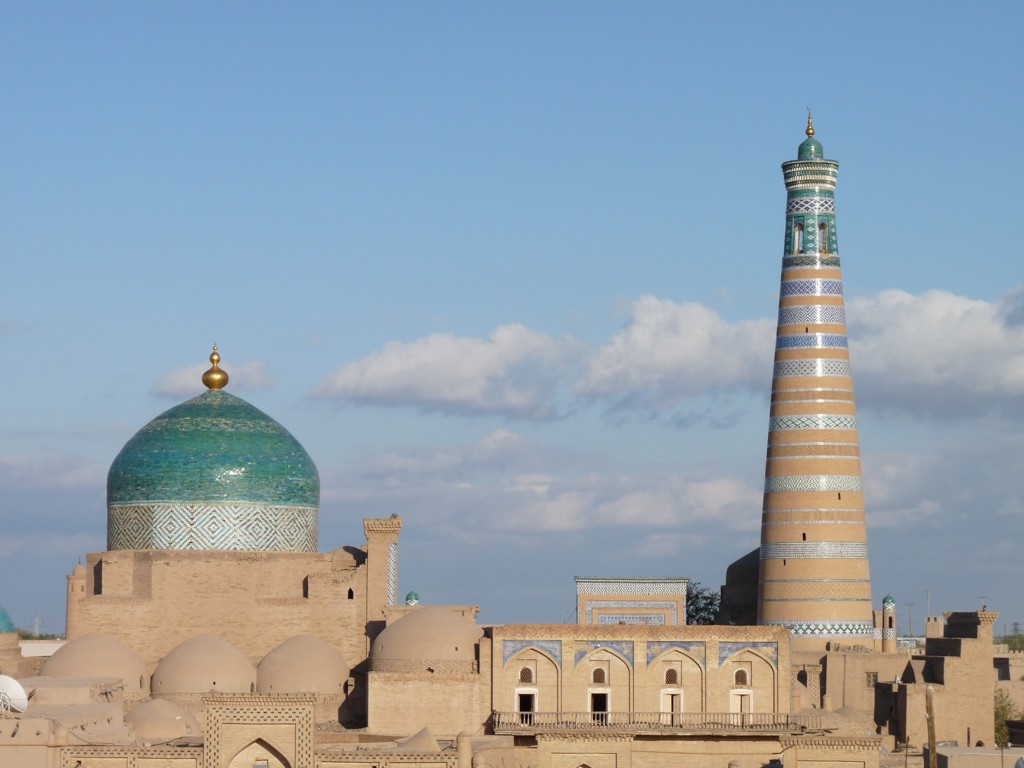 Moskee met turquoise koepel en hoge minaret in Khiva, Oezbekistan, tijdens de Groepsrondreis Zijderoute.