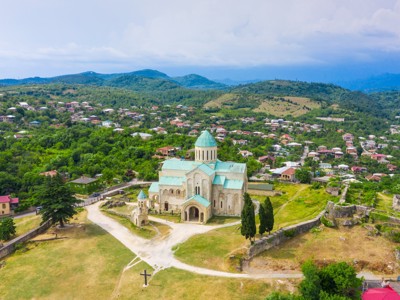 Bagrati-kathedraal in Kutaisi, Georgië, met uitzicht over de groene heuvels en de stad.