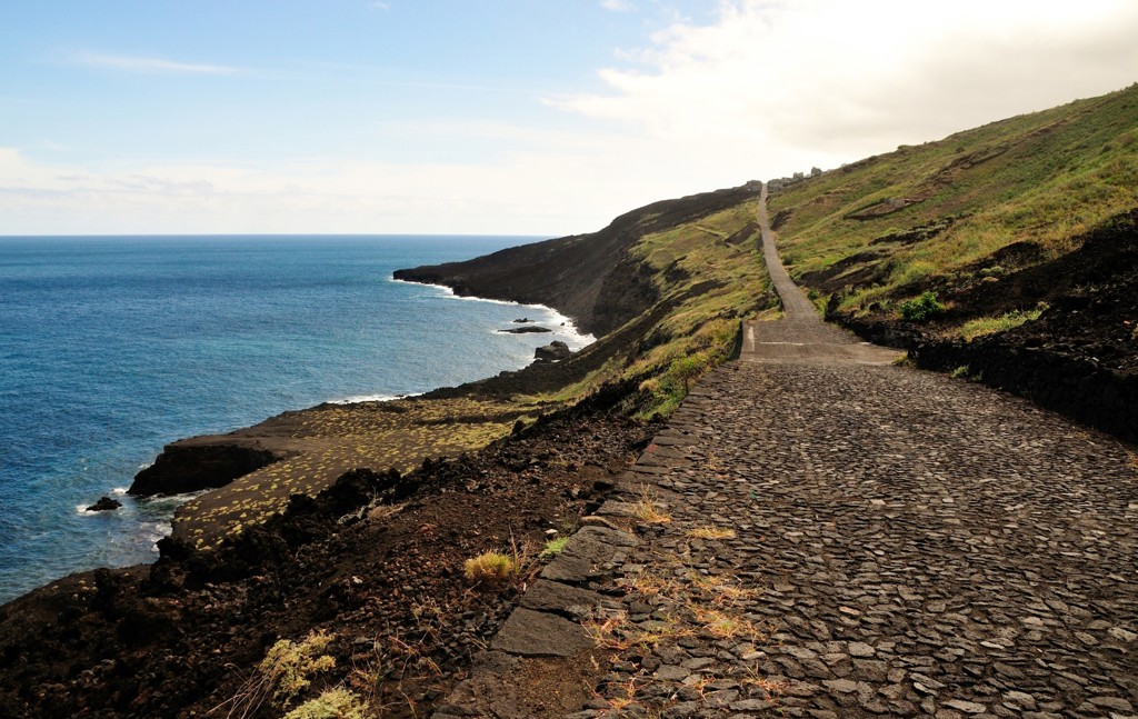 Kustweg langs de Atlantische Oceaan op de Kaapverdische Eilanden tijdens een groepsrondreis.