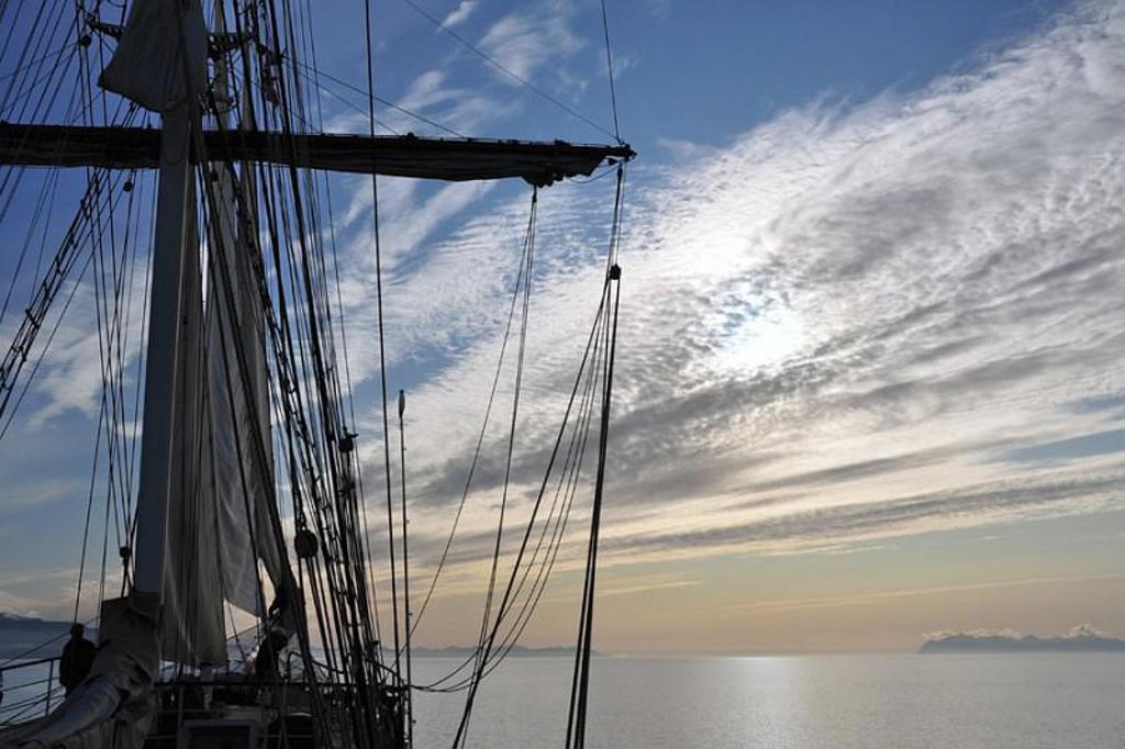 Zeilschip Antigua met mast en tuigage tijdens groepsrondreis langs Noord-Noorwegen naar Spitsbergen.