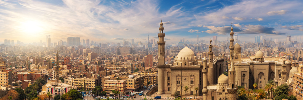Skyline van Caïro met de Sultan Hassan-moskee en minaretten, Egypte.