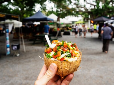 Kokosnoot gevuld met verse salade op een markt in Australië, Route Australië dag 20.