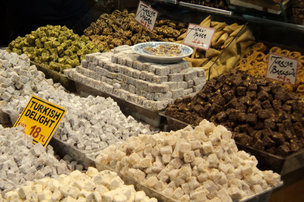 Turkish delight en andere zoetigheden op een markt in Zuid-Turkije.