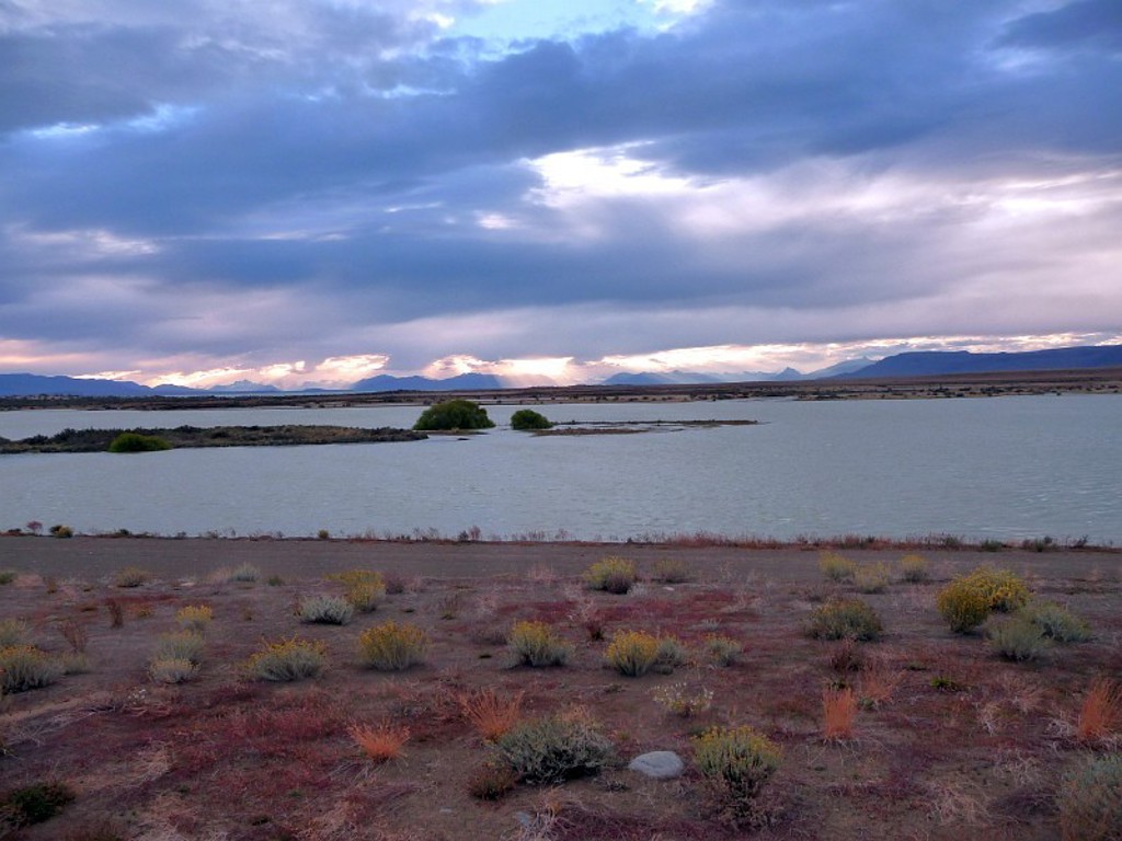Landschap met meer en lage begroeiing bij zonsondergang in Argentinië tijdens een groepsrondreis.