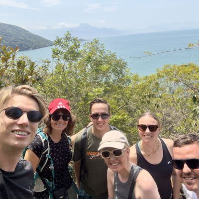 22-35ers groepsreis Brazilië: vriendengroep maakt selfie tijdens hike met uitzicht op zee en groene heuvels.