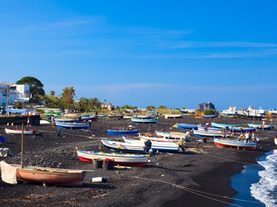 Vissersbootjes op het zwarte lavastrand van Stromboli, Eolische Eilanden bij Sicilië.