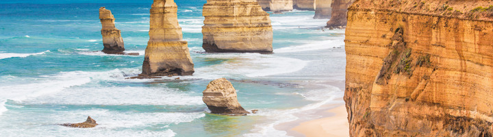 De Twelve Apostles rotsformaties langs de Great Ocean Road in Australië, met kliffen en oceaangolven.
