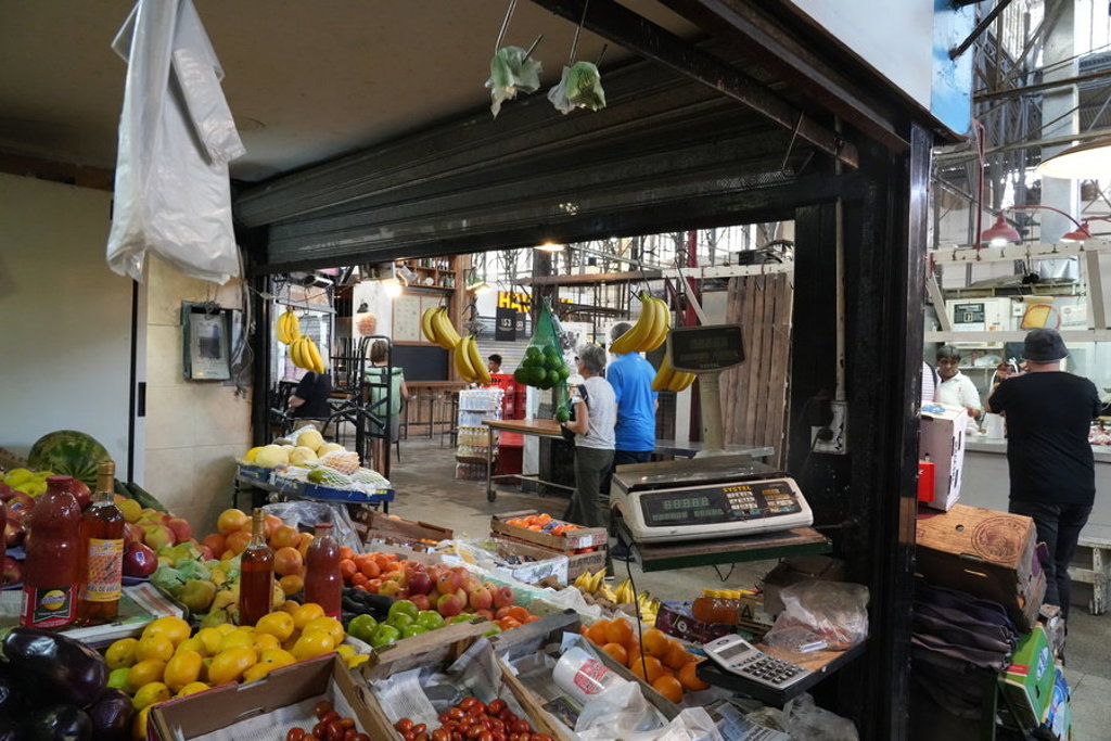 Fruit- en groentestalletje op een overdekte markt in Argentinië tijdens een groepsrondreis.
