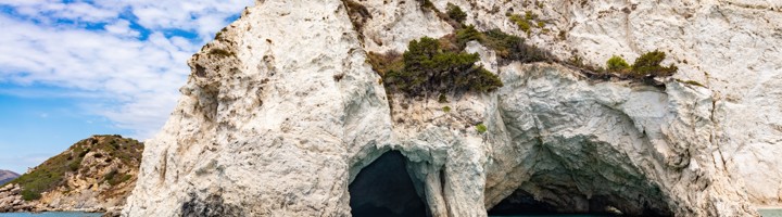 Witte kliffen met zeegrotten bij Keri Caves op Zakynthos, Griekenland.