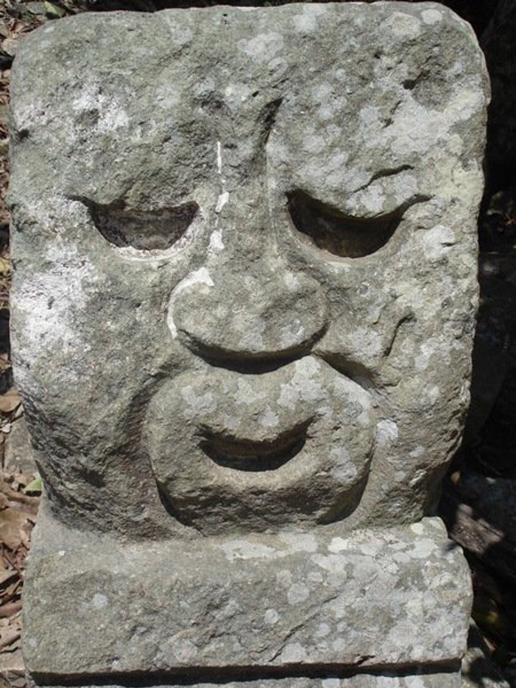 Maya-masker met zonnebril op een gevel tijdens groepsrondreis Mexico, Guatemala en Honduras.