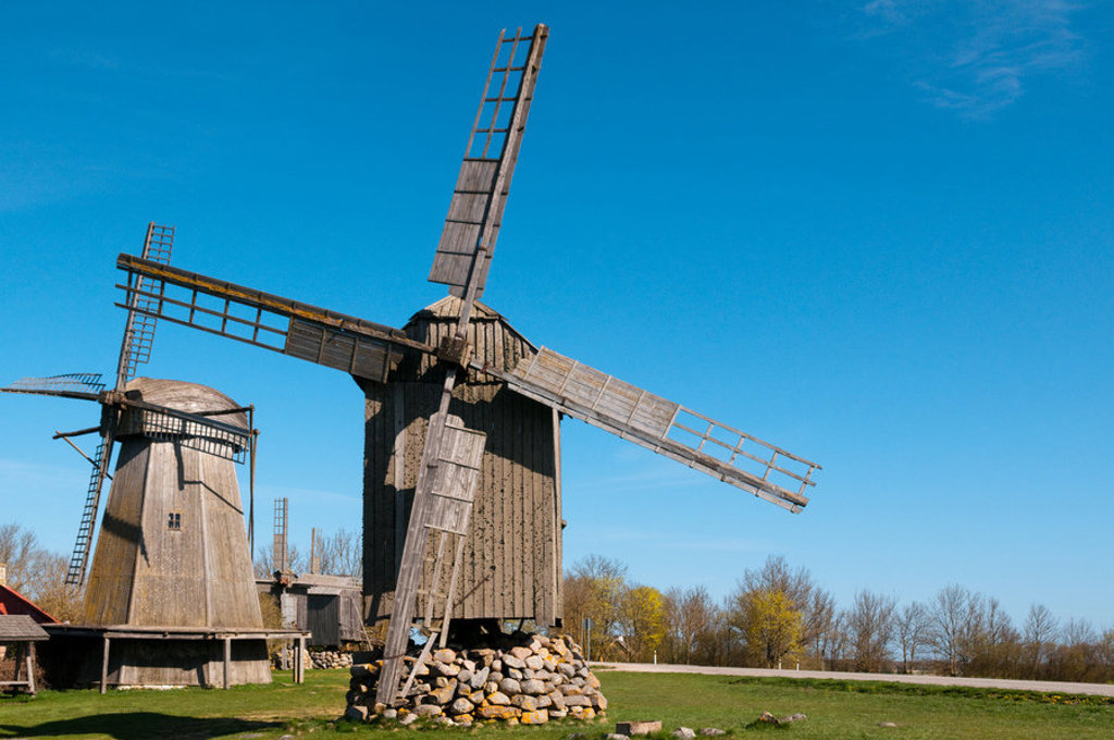 Traditionele houten windmolens in Estland, Letland en Litouwen tijdens een groepsrondreis.