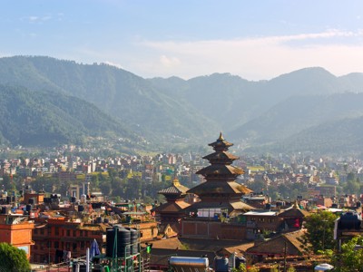 Uitzicht op Kathmandu-vallei met pagodetempel en groene bergen tijdens Route Nepal.