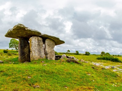Prehistorische dolmen in groen landschap langs de Route Noord-Ierland & Ierland.
