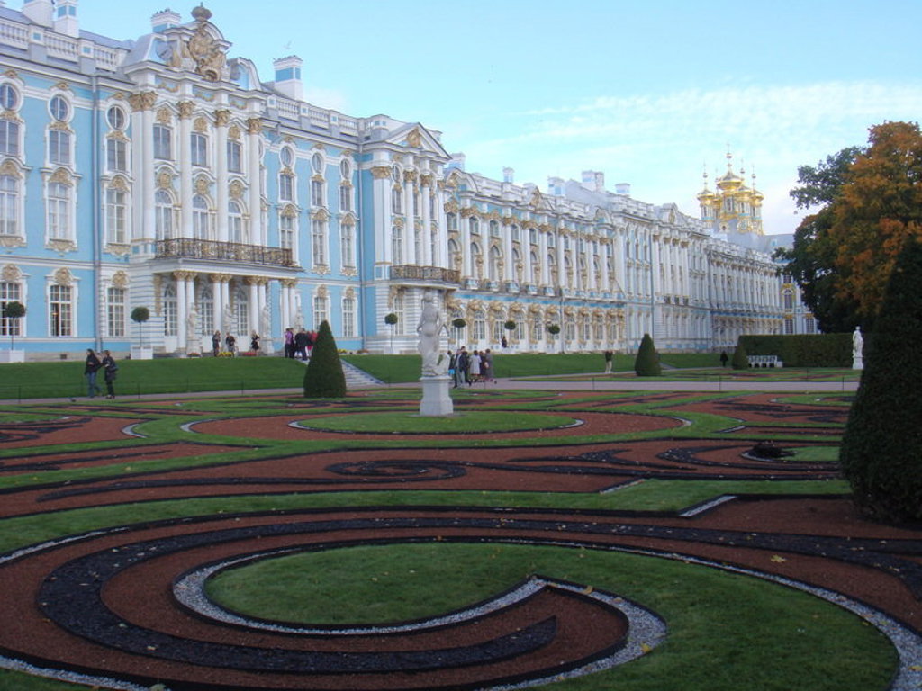 Catharinapaleis in Sint-Petersburg met sierlijke paleistuin, tijdens groepsrondreis Rusland.