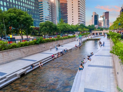 Cheonggyecheon-stadsbeek in Seoul met wandelpromenade tussen wolkenkrabbers, tijdens de Route Zuid-Korea.