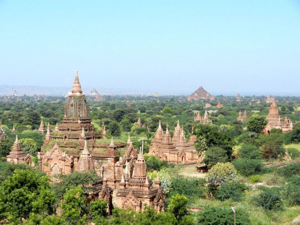 Tempels en pagodes in Bagan, Myanmar, omgeven door groen tijdens de groepsrondreis Myanmar Hoogtepunten.