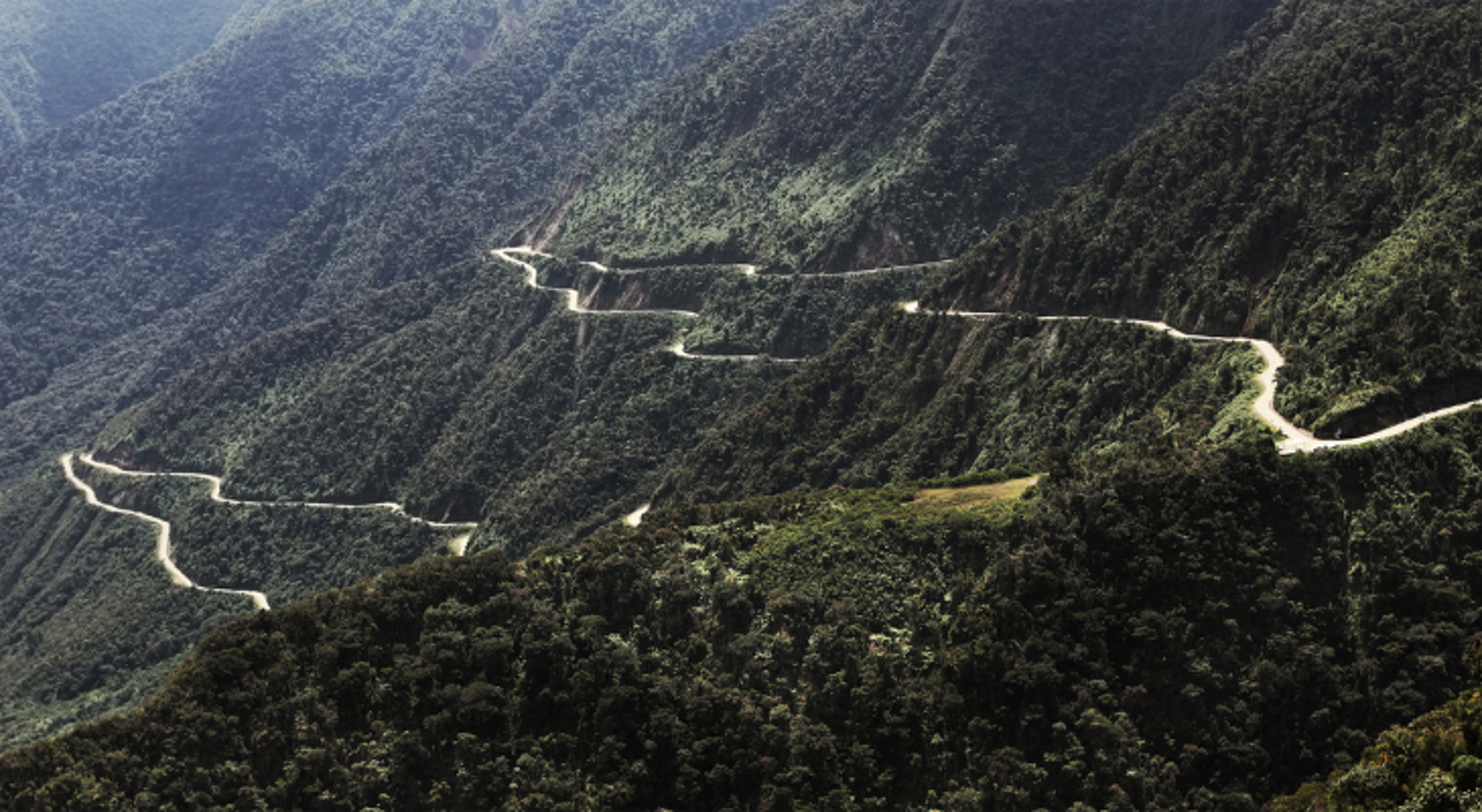 Tour Death Road Slingerweg door de groene Andesbergen in Bolivia.