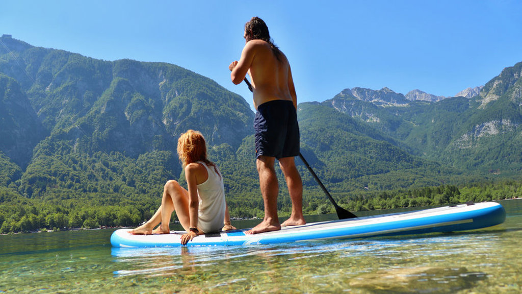 Suppen op het meer van Bohinj met uitzicht op de Julische Alpen in Slovenië.