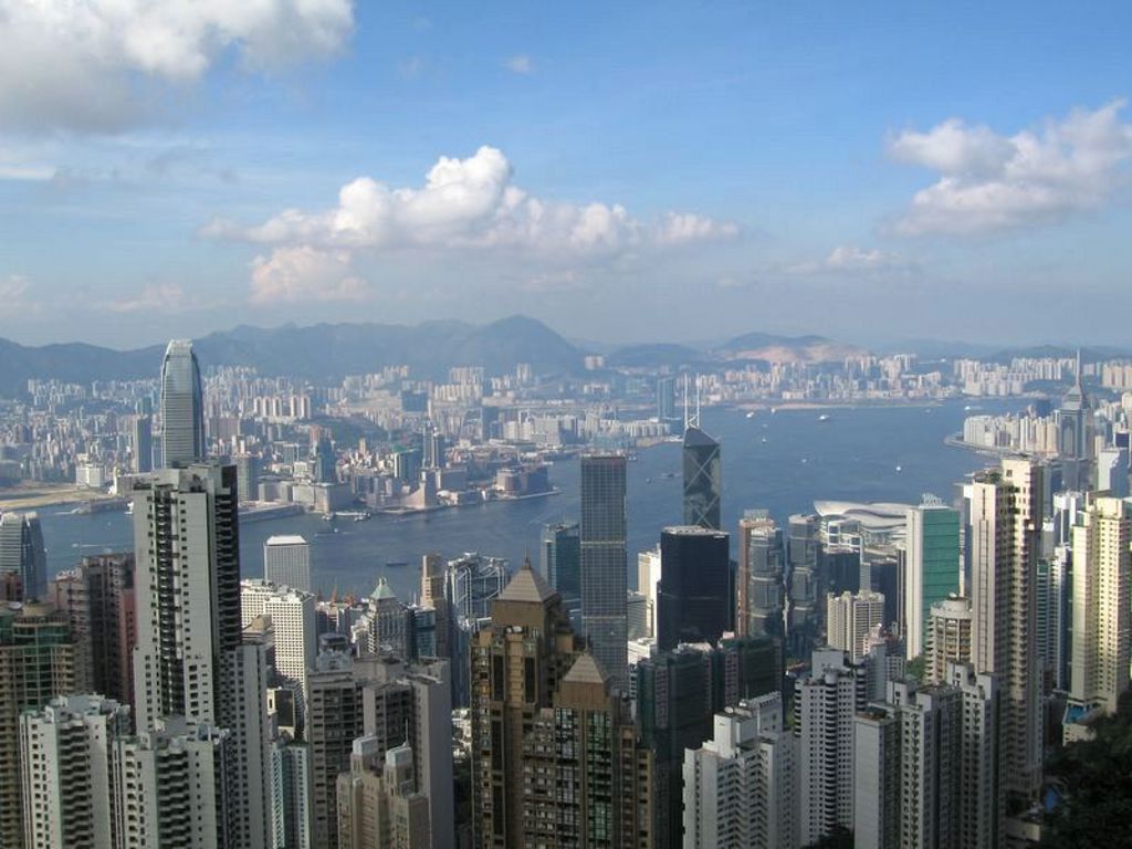 Skyline van Hongkong met wolkenkrabbers en Victoria Harbour tijdens de Familiereis China.