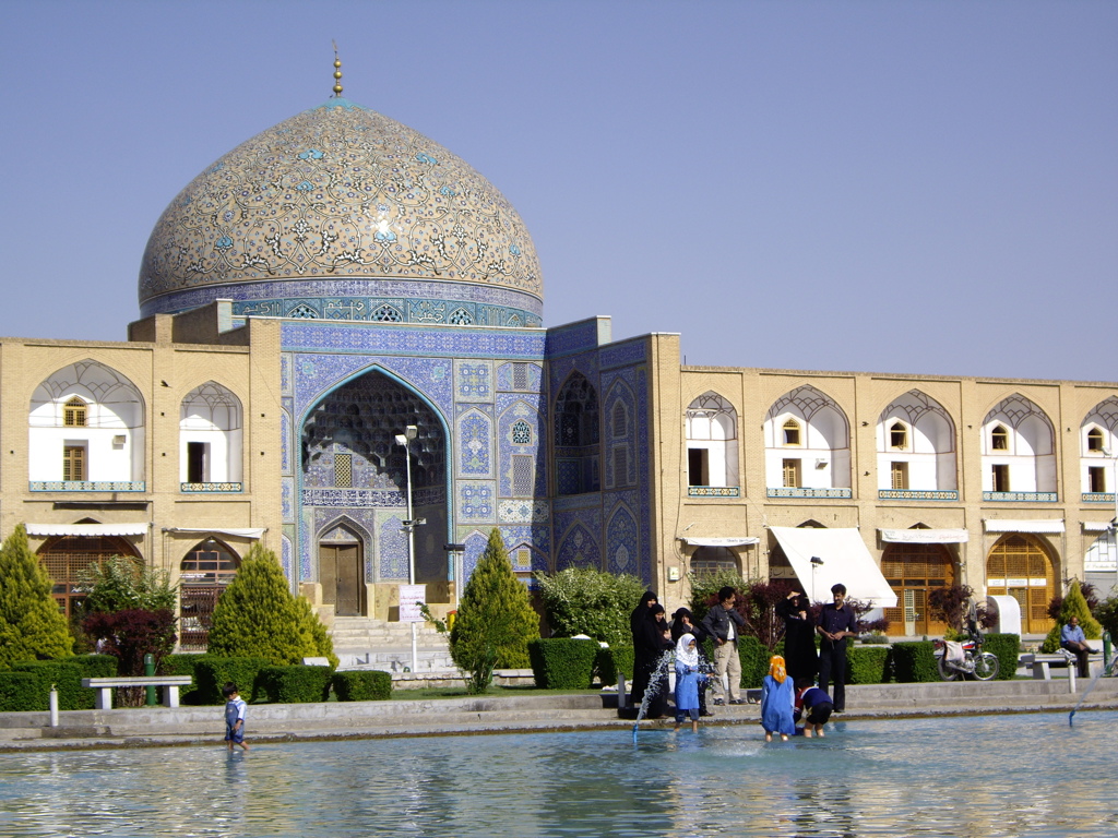 Blauwe mozaïekkoepel van de Sheikh Lotfollah-moskee aan het Naqsh-e Jahan-plein in Isfahan, Iran.
