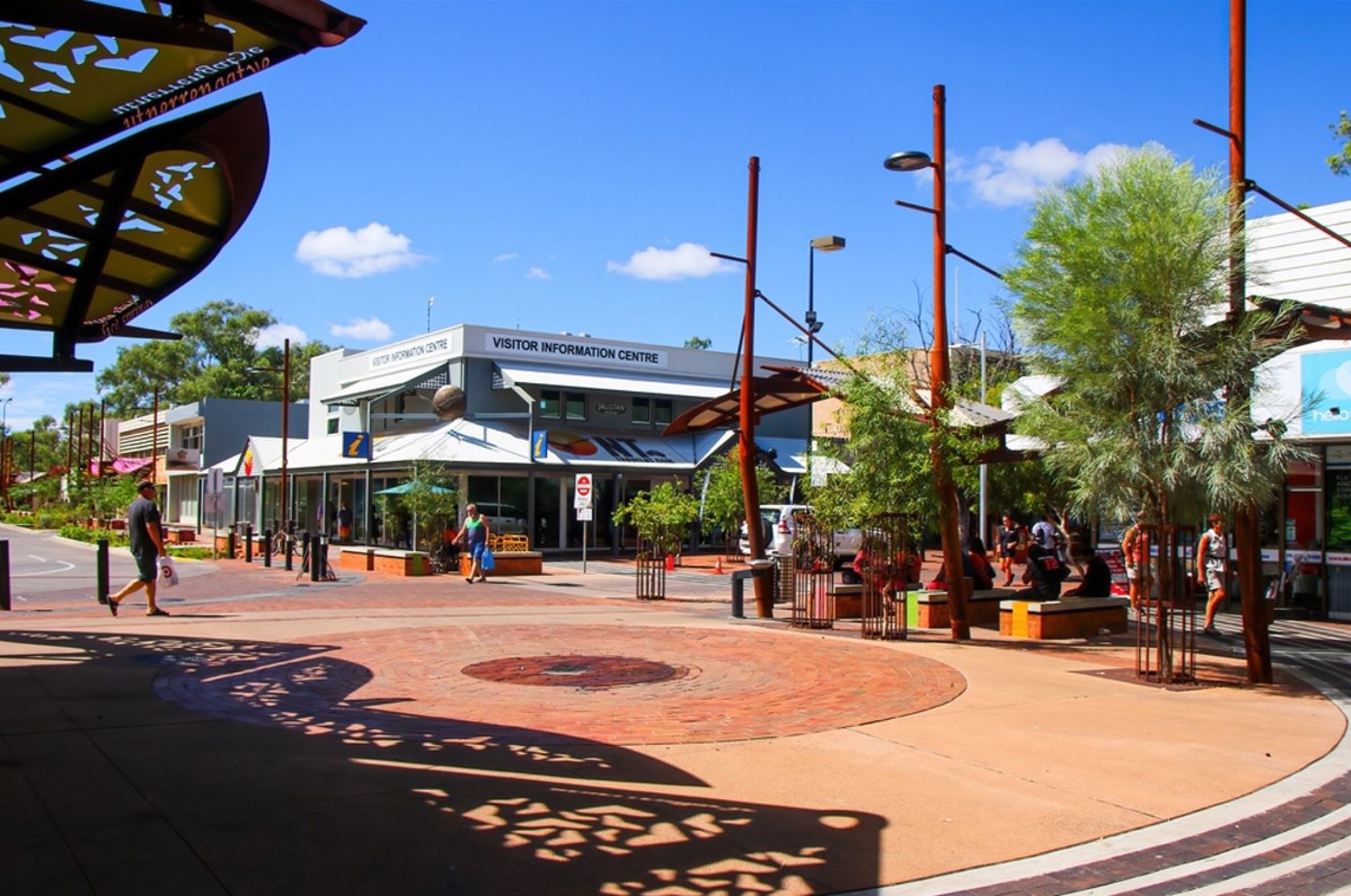 Visitor Information Centre in Alice Springs, Australië, met plein, schaduwdoeken en bezoekers.