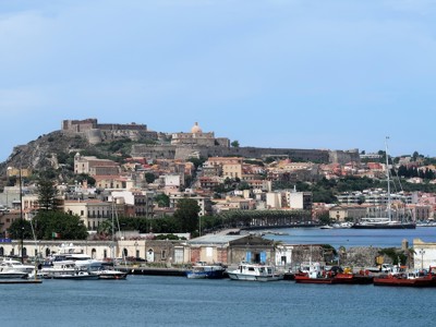 Uitzicht op Milazzo met haven en het kasteel op de heuvel, startpunt van de 8-daagse wandelvakantie Sicilië.