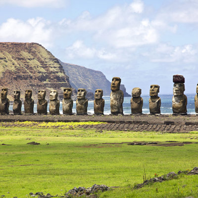 Moai-beelden op Paaseiland aan de kust, highlight van de groepsrondreis Patagonië en Paaseiland.