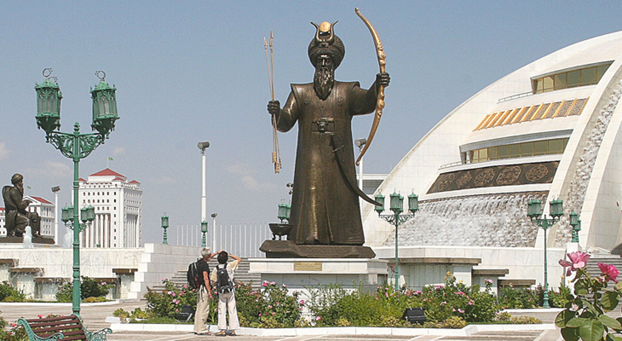 Standbeeld van Sultan Qaboos met boog voor de Royal Opera House Muscat in Oman.