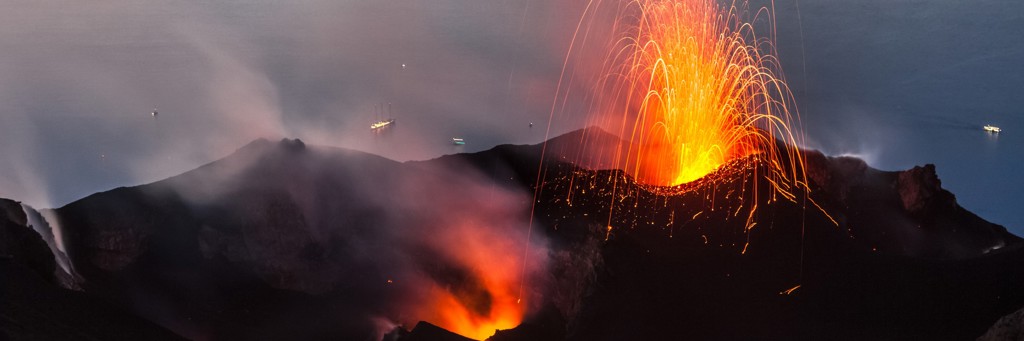 Uitbarsting van de Stromboli-vulkaan op de Eolische Eilanden bij Sicilië, Italië.