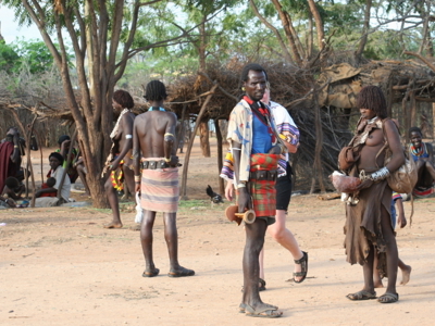 Dorpsbewoners in traditionele kleding in de Omo-vallei, Ethiopië.