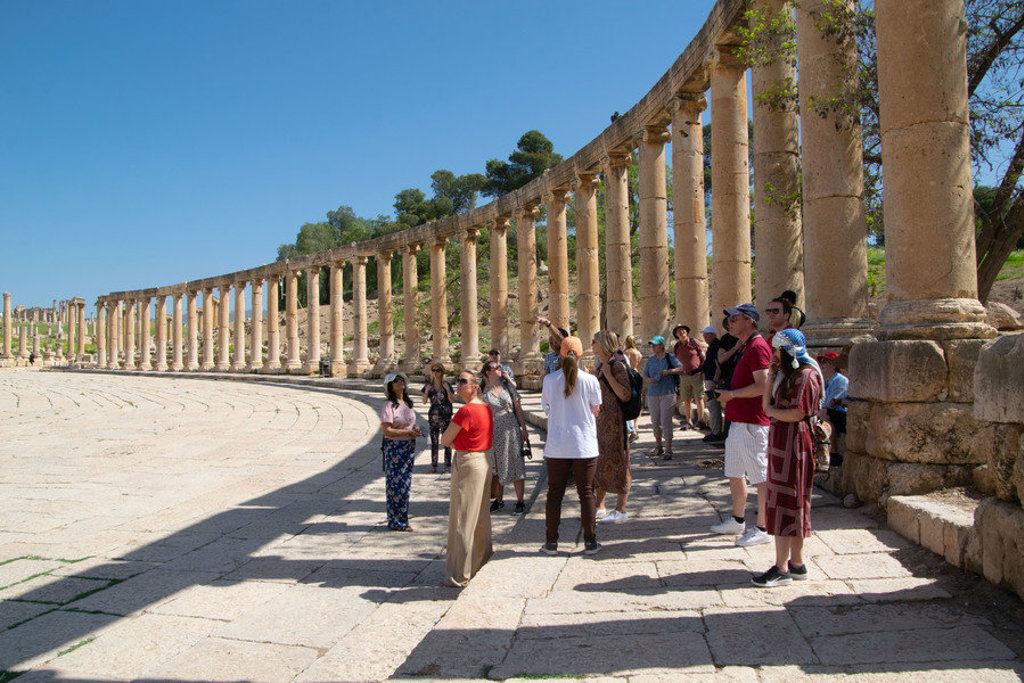 Groepsreis 22-35ers Jordanië bij de Romeinse zuilengalerij in Jerash.