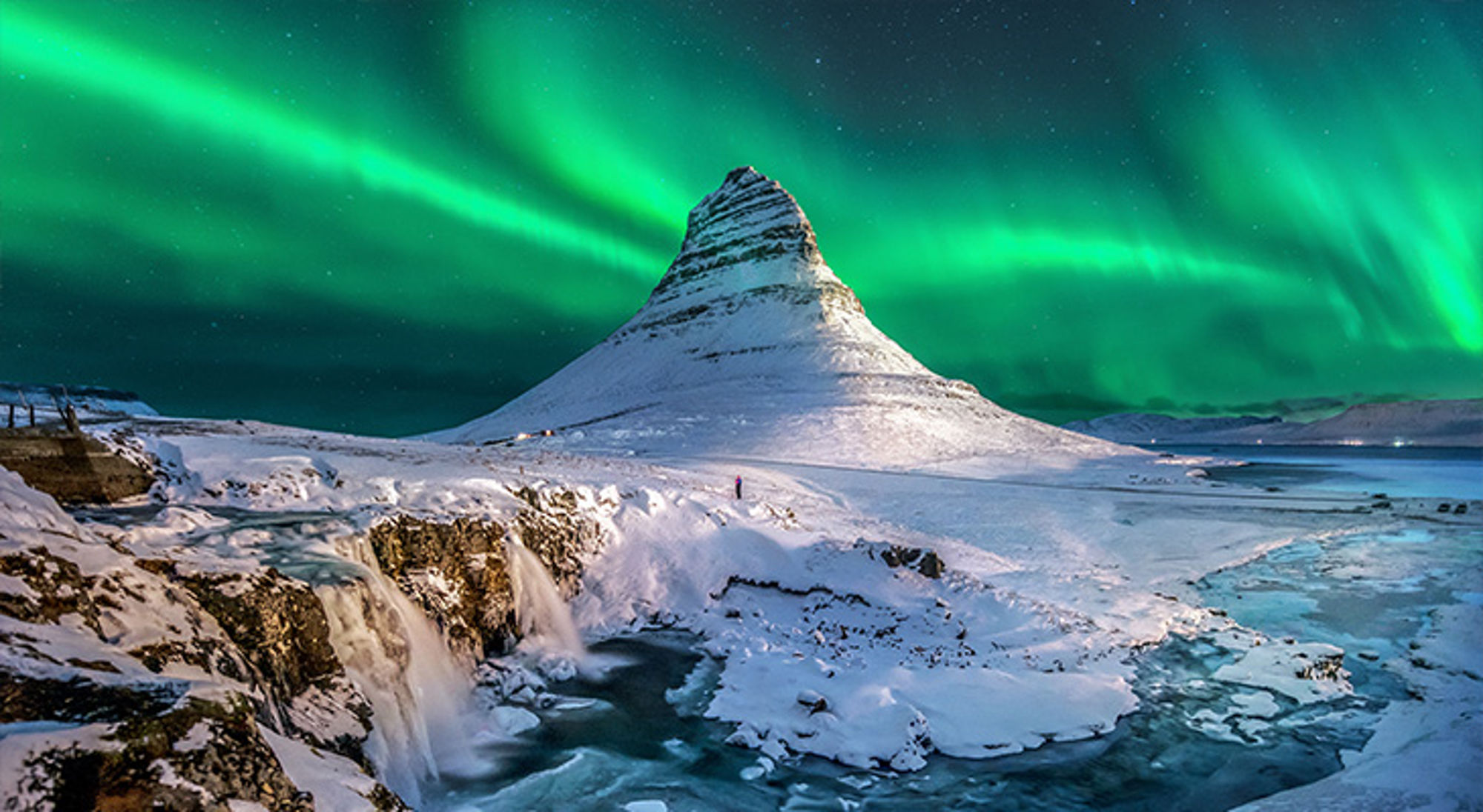 Noorderlicht IJsland Noorderlicht boven de besneeuwde Kirkjufell-berg en waterval in IJsland.