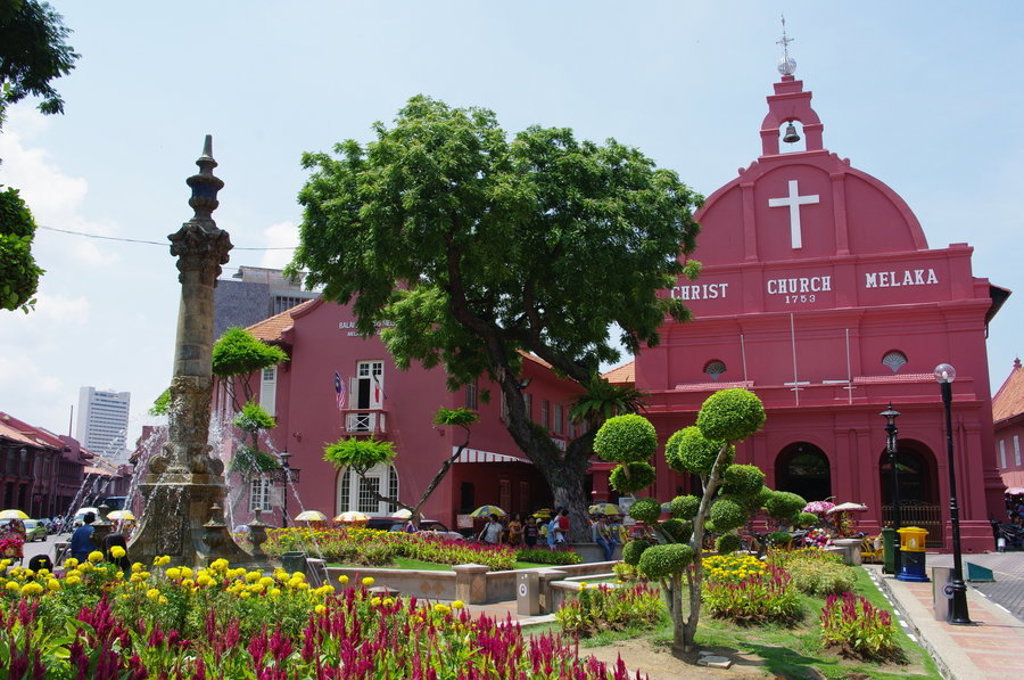 Christ Church Melaka op het Rode Plein, met fontein en kleurrijke bloemenperk.