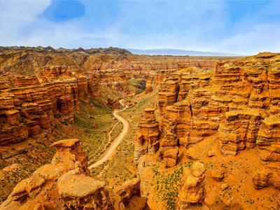 Rode rotscanyon met slingerende weg langs de Zijderoute met de trein in Kazachstan.