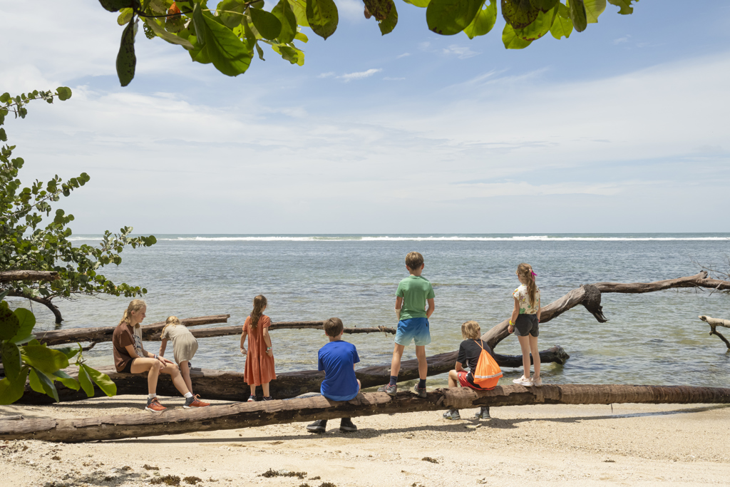 Kinderen genieten van het strand en de zee in Costa Rica tijdens een familiereis.
