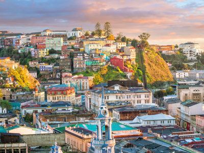 Kleurrijke huizen op de heuvels van Valparaíso, Chili, bij zonsondergang.
