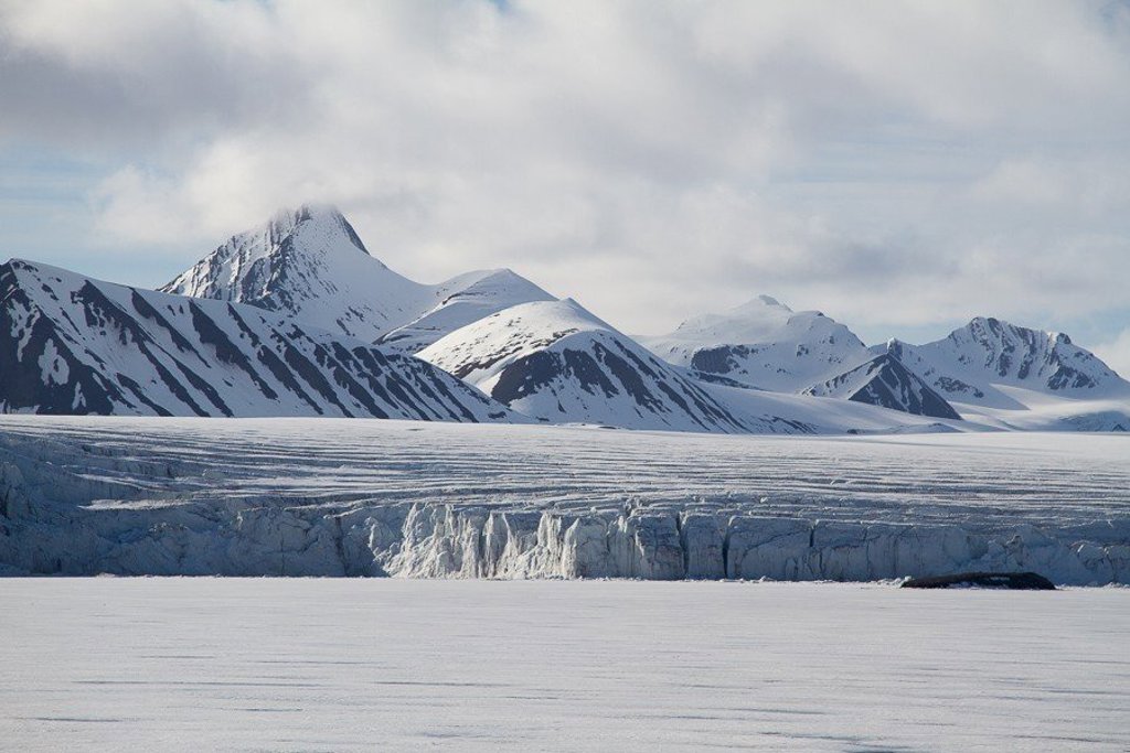 Zeilschip de Antigua tijdens groepsrondreis bij Spitsbergen.