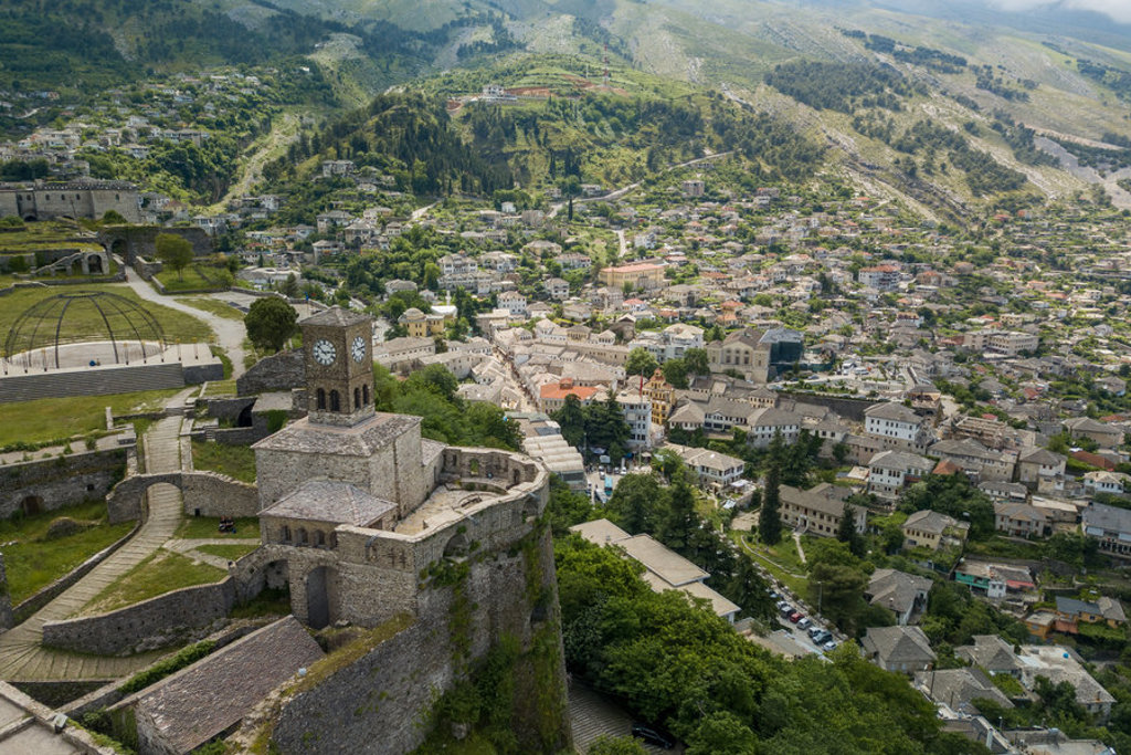 Uitzicht op de oude stad en het fort van Gjirokastër in Zuid-Oost Europa, met groene bergen op de achtergrond.