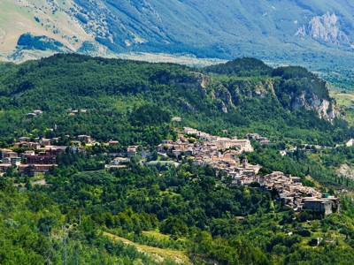 Bergdorp tussen groene heuvels in de Centrale Apennijnen tijdens de 14-daagse wandelvakantie in Italië.