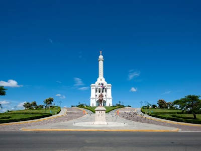 Monumento a los Héroes met hoge obelisk en standbeeld in Santiago de los Caballeros, Dominicaanse Republiek.