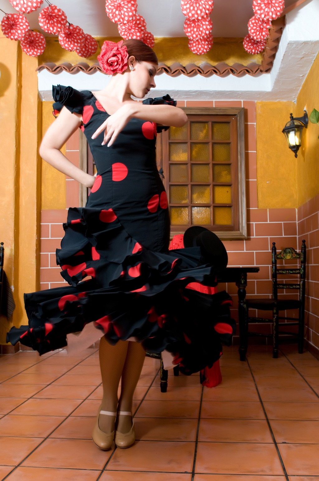 Flamencodanseres in Andalusië met zwart-rode jurk in traditionele danspose.