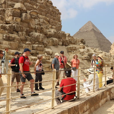 Reisgroep bij de piramides van Gizeh tijdens de groepsrondreis Egypte Kort.