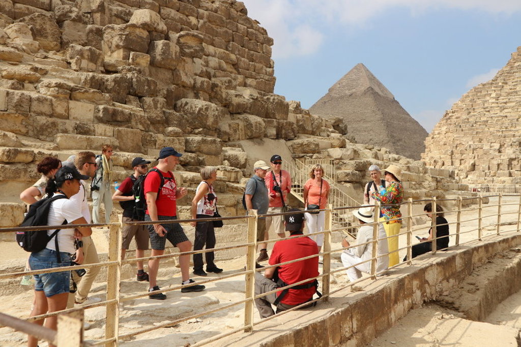 Reisgroep bij de piramides van Gizeh tijdens de groepsrondreis Egypte Kort.