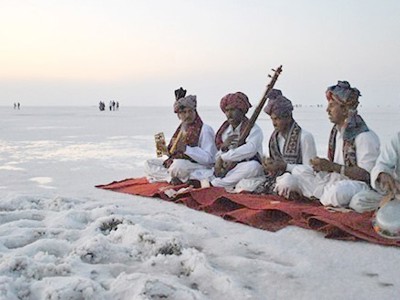 Muzikanten spelen traditionele muziek op de zoutvlakte van de Rann of Kutch in Gujarat.