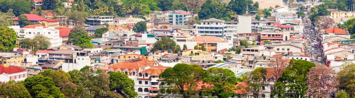 Uitzicht op Kandy met Kandy Lake op de voorgrond en groene heuvels op de achtergrond.