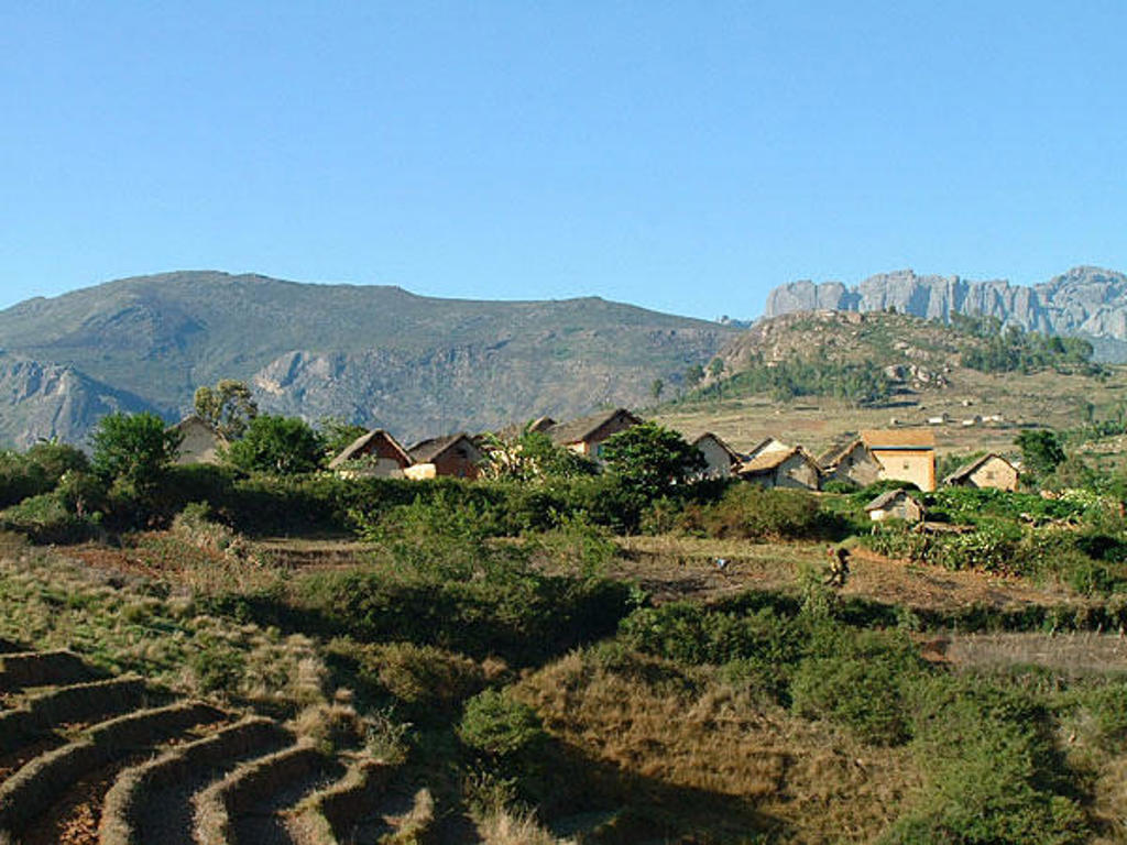 Landschap met dorp en rijstterrassen in de bergen van Madagascar tijdens een familiereis.